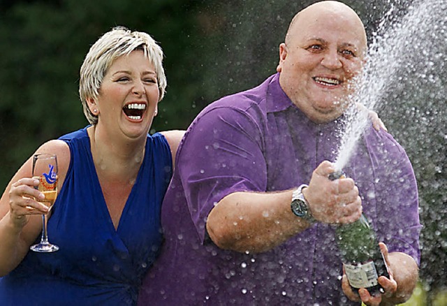 Gillian und Adrian Bayford feiern.   | Foto: AFp
