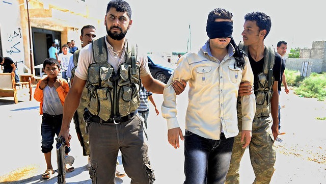 Syrische Rebellen verhaften angeblichen Verrter  | Foto: usage Germany only, Verwendung nur in Deutschland