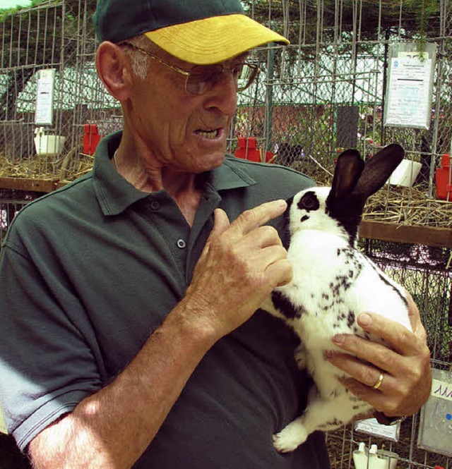 Arnold Schielke mit seinem &#8222;Englischen Schecken&#8220;.  | Foto: Monika Rombach