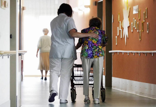 Immer weniger Pflegekrfte mssen sich um immer mehr Patienten kmmern.   | Foto: dpa