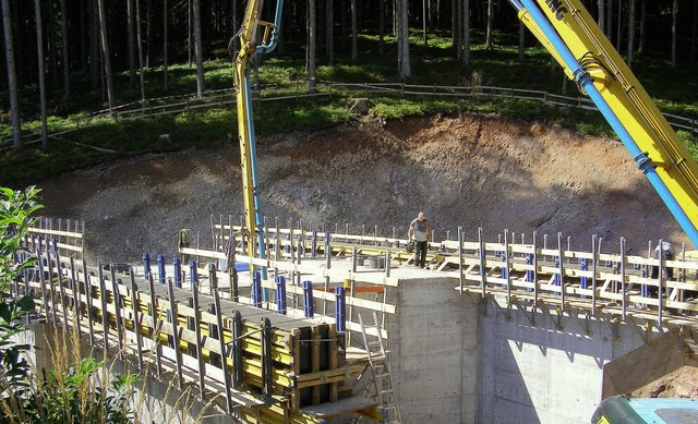 Eine neue Bahnbrcke wird am Mittelber... direkt in den Gleiskrper eingefgt.   | Foto: Liane Schilling