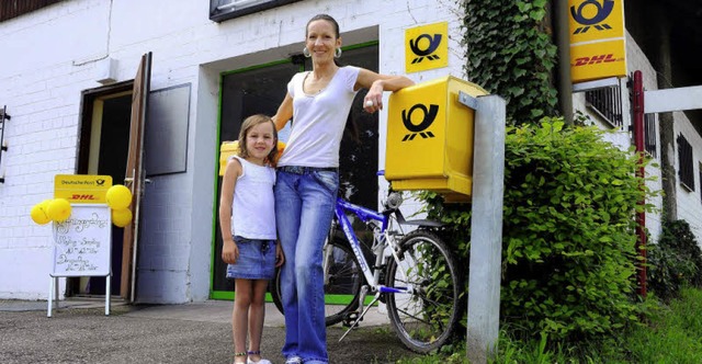 Sabrina Lenz, hier mit Tochter Joelina...#8211; die Postagentur gibt es schon.   | Foto: Thomas Kunz