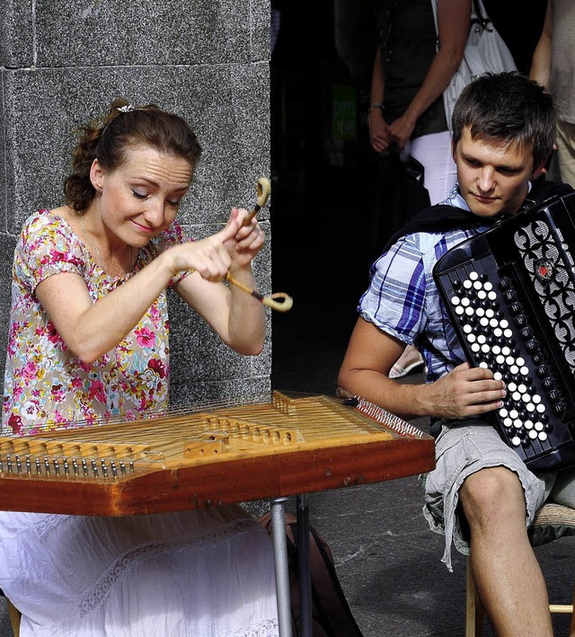 Das Duett aus Minsk  spielt Zymbal und Akkordeon    | Foto: Thomas Kunz