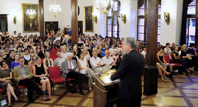 Unirektor Hans-Jochen Schiewer begrt...istorischem Kaufhaus am Mnsterplatz.   | Foto: Thomas Kunz