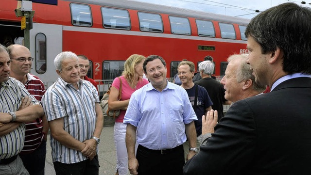 Die Bundestagsabgeordneten Steffen Bil...Gemeinderten vor den Bahnhofsgelnde.  | Foto: Fischer