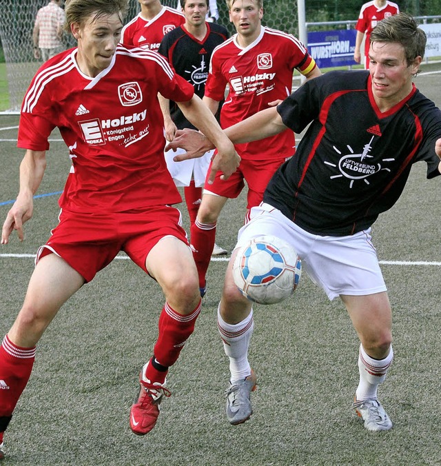 Arne Mundinger (rechts), hier im Duell...ie 2:0-Pausenfhrung fr Hinterzarten.  | Foto: hahne