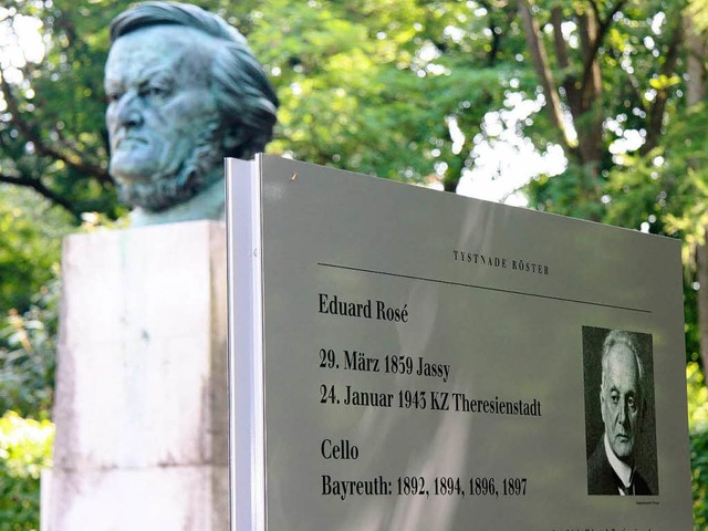 Stumme Anklage: Tafel fr Eduard Ros,...im Park des Bayreuther Festspielhauses  | Foto: dick