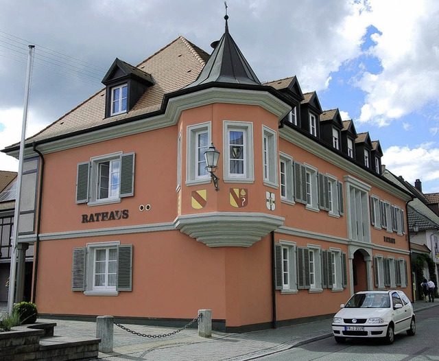 Das Rathaus in Ihringen ist saniert wo...stellt nun wieder einen Blickfang dar.  | Foto: hans-jochen voigt