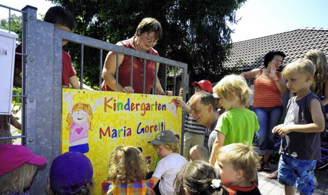Symbolisch abmontiert haben Erzieherin...Kinder das Schild am Kindergartentor.   | Foto: Thomas Kunz