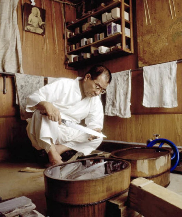 Der Schwertpolierer Sasaki mit dem Sax...nischen National Geographic Magazins.   | Foto: Kenichi Nakajima, Tokyo/New York