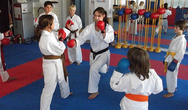 Viel lernen konnten die kleinen Karate...on der Weltmeisterin Monica Reinbold.   | Foto: privat