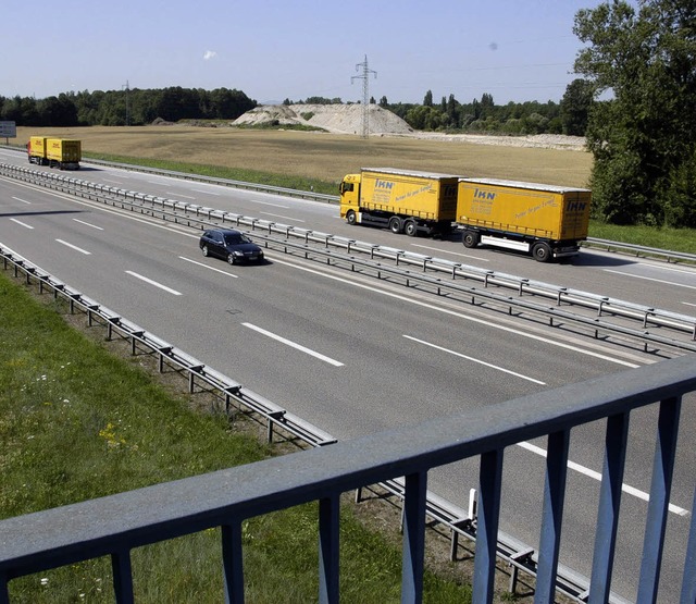 Ein Jugendlicher warf einen Stein von ...cke bei Kleinkems und traf ein Auto.   | Foto: langelott