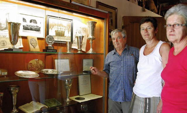 Die Vitrine zeigt Gegenstnde aus der ...en vor 150 Jahren gegrndeten Verein.   | Foto: Mink