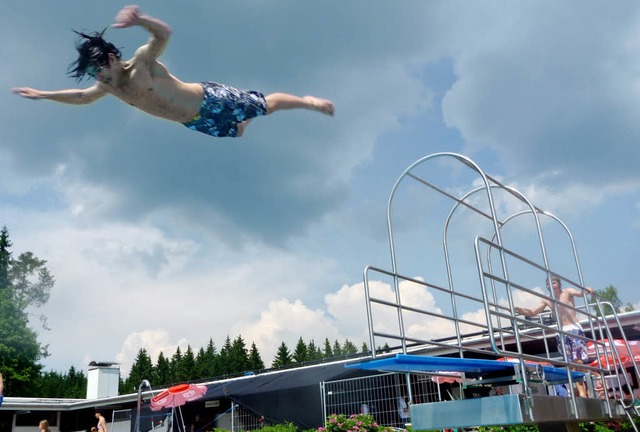 Erfrischung voraus: Dem jungen Mann au...enende wohl viele Menschen gleichtun.   | Foto: Philippe Thines