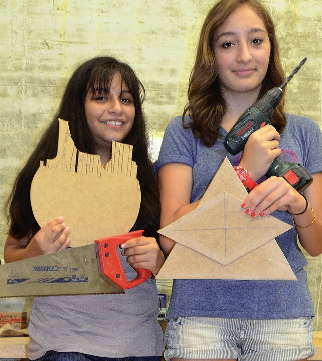 Ausgesgte Spanplatten bilden die Grun...r die Wanduhren von Liza und Jovana.    | Foto: Mller