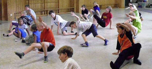 Erste Drehversuche: begeisterte Buben ...kdance-Workshop mit Mentor Shalijani.   | Foto: Elias Rsch