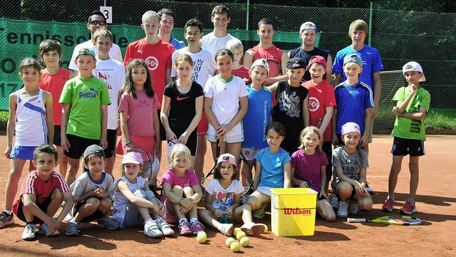 Bei traumhaftem Wetter lernten die Kinder den Umgang mit dem Tennisschlger.   | Foto: Ralph Fautz
