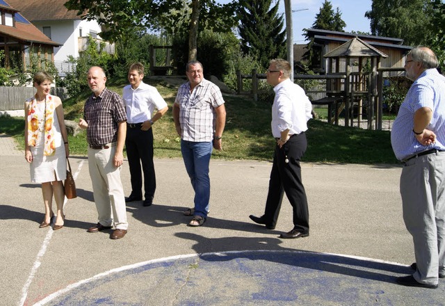 In Fischingen  besichtigte Landrtin M..., Kindergarten, Halle und Feuerwehr.    | Foto: schopferer