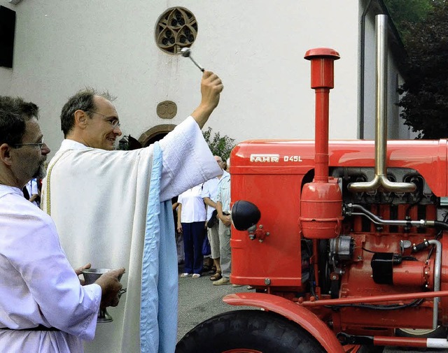 Pfarrer Schrempp segnet einen Traktor.   | Foto: Martina Weber-Kroker