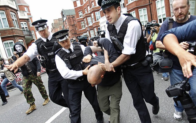 In London kam es am Donnerstag zu Rang...en Assange-Anhngern und der Polizei.   | Foto: DPA