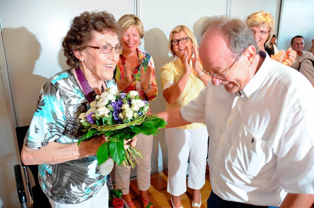 Obergflls Oma Anni bekam Blumen von Dieter Roth, dem Vorsitzenden des Sportkreises Offenburg