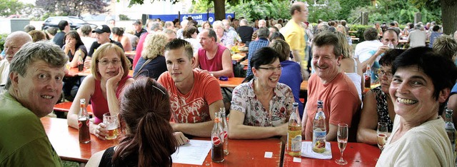 Geselligkeit nach Feierabend: volle Tische beim Hock in Kappel.   | Foto: sandra decoux-kone