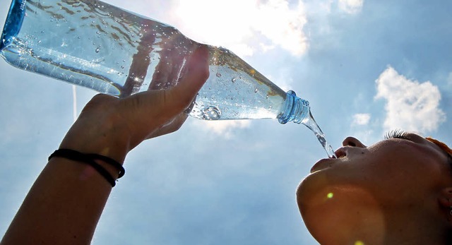 Hoch die Glser, hoch die Wasser-Flaschen   | Foto: dpa