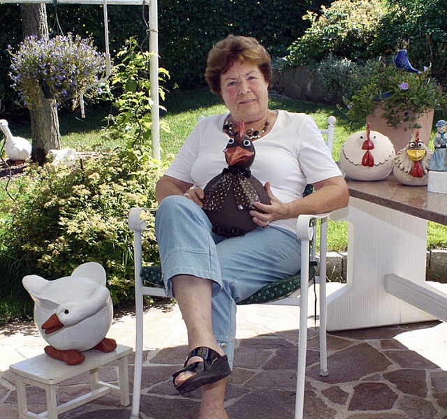 Roswitha Osswald mit einer Auswahl ihrer Keramikfiguren.  | Foto: reinhard cremer