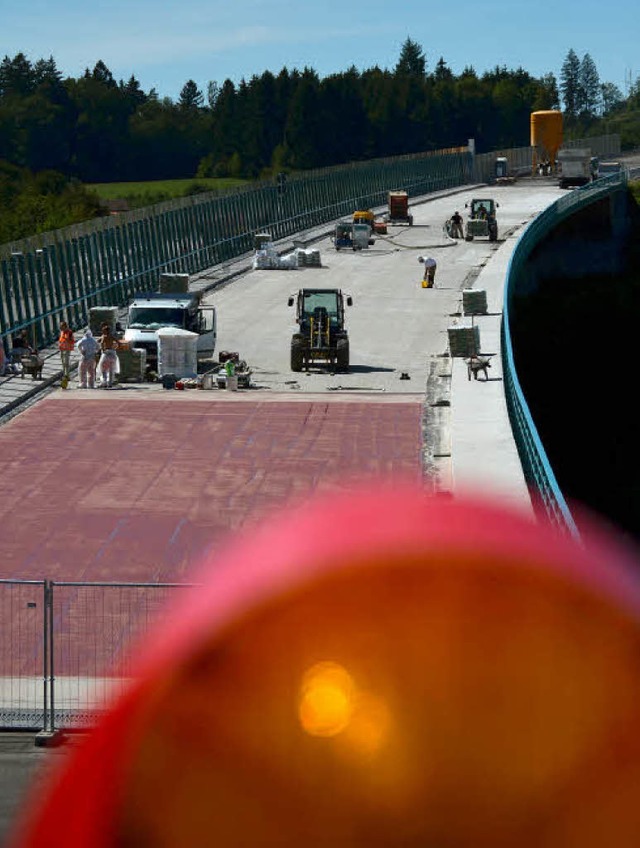 Endspurt auf der Autobahn:  Selbst  in...der Murgtalbrcke fleiig gearbeitet.   | Foto: Winfried Dietsche