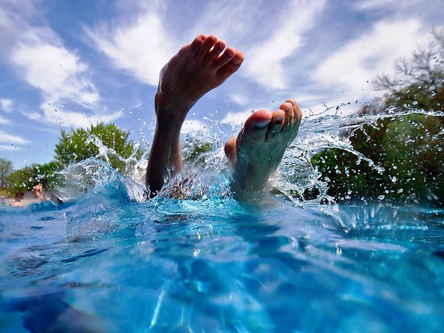Im Sommer zieht es viele ans Wasser &#...offenbar aber nicht nur zum Schwimmen.  | Foto: dapd