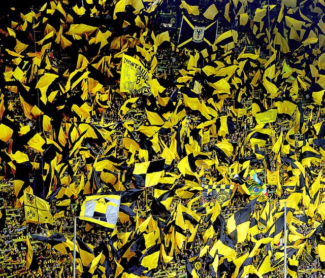 Mindestens 15000 Anhnger von Borussia...er Oberneuland im Bremer Weserstadion.  | Foto: dpa