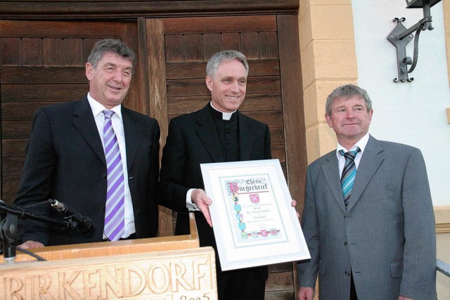 Monsignore Georg Gnswein ist Ehrenbr...rsteher Albert Baumeister gratulierte.  | Foto: Birgit Rde