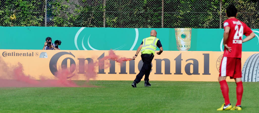 Unbekannte warfen eine Rauchfackel und zwei Bller auf das Spielfeld – einer mehr und der Schiedsrichter htte die Partie abgebrochen.