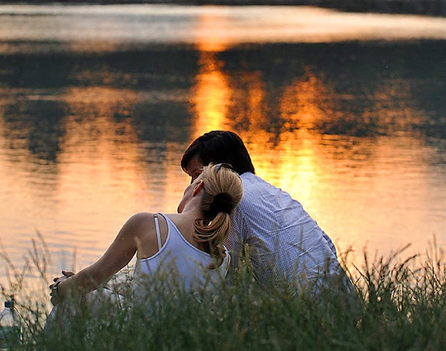 Frisch Verliebte finden Sonnenuntergn...t mehr kitschig, sondern romantisch.    | Foto: dpa