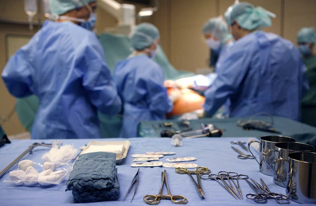 &#8222;Hirschgeweih&#8220; des stolzen Chirurgen: Tranplantations-Operation  | Foto: dpa/vud