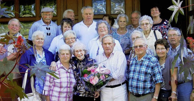 Tutschfeldener Schler gratulieren  ih...rin Ella Kopp zu deren 86. Geburtstag.  | Foto: Privat