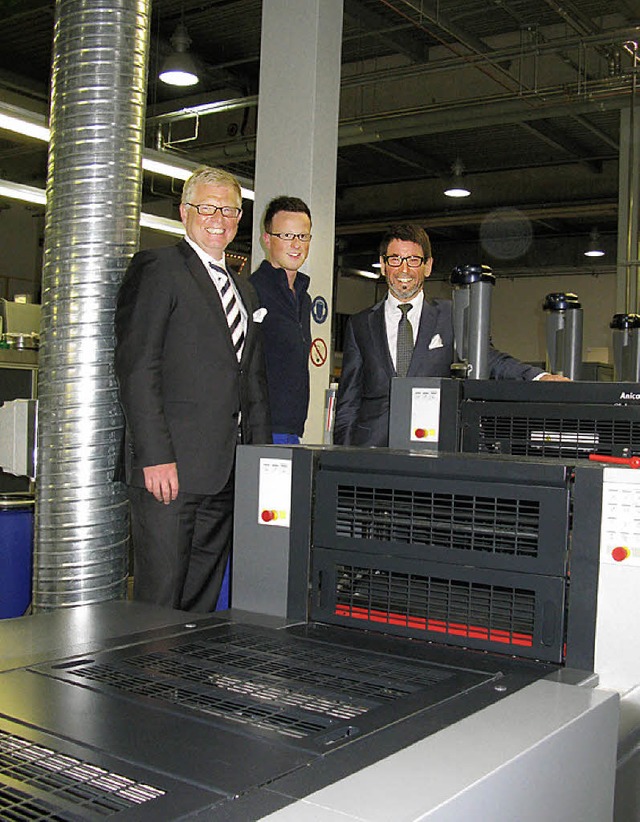Dr. Daniel Keesman, Drucker Andreas Hu... der Anicolor Druckmaschine in Werk 1.  | Foto: Firma Faller