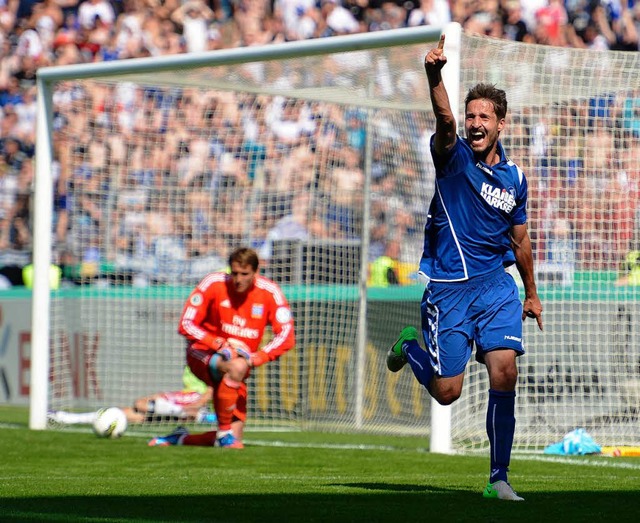 Martin Stoll (r.) jubelt nach seinem Treffer zum 3:2.  | Foto: dapd