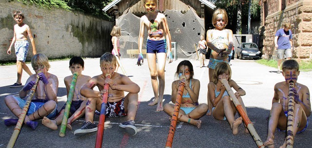 Die Kinder des Sommerferienprogramms m... auf ihren selbstgebauten Digeridoos.   | Foto: Tobias Hilpert