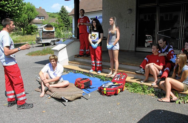 Krzlich  fand ein Kurs des Roten Kreu...Manverkritik mit den Kursteilnehmern.  | Foto: herbert trogus