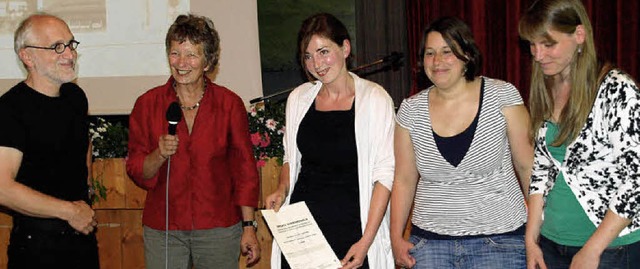 Die drei Preistrgerinnen mit der Leit...er das Projekt vorstellte (von rechts)  | Foto: Karin Stckl-Steinebrunner