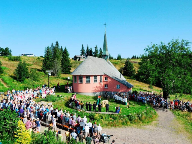 Trotz groer Hitze besuchten etwa 300 Glubige den Gottesdienst auf dem Kandel.  | Foto: Horst Dauenhauer