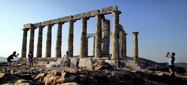 Touristen erkundeten jngst  in Athen ...ls, die Geldgeber den Staatshaushalt.   | Foto: dapd