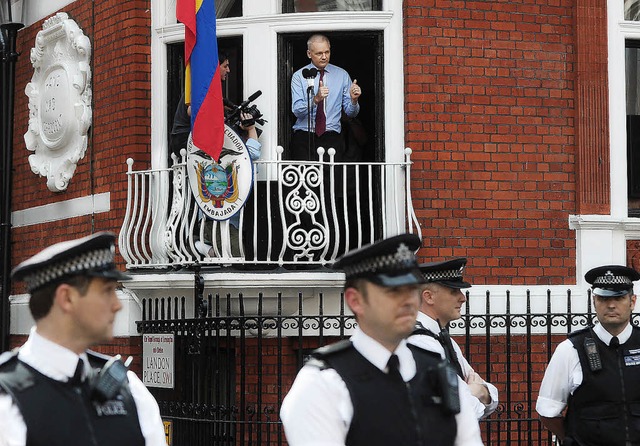 Julian Assange gibt auf dem Balkon der...tschaft in London eine Erklrung ab.    | Foto: afp