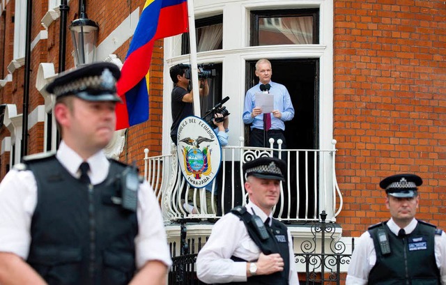 Assange auf dem Balkon der Botschaft Ecuadors in London.  | Foto: dpa