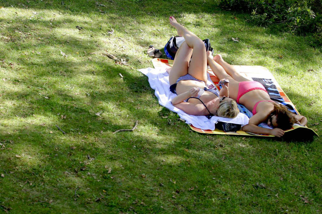 Schattenpltze waren am Wochenende berall begehrt. Hier liegen zwei Frauen an der Sechs-Seen-Platte in Duisburg...