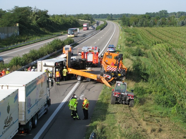 Die A5 Richtung Norden war nach einem ...und Hartheim mehrere Stunden gesperrt.  | Foto: Feuerwehr Bad Krozingen