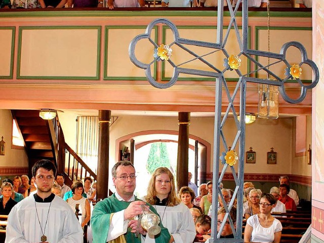 Anlsslich der Feier wurde das Turmkreuz geweiht.  | Foto: Ulrike Hiller