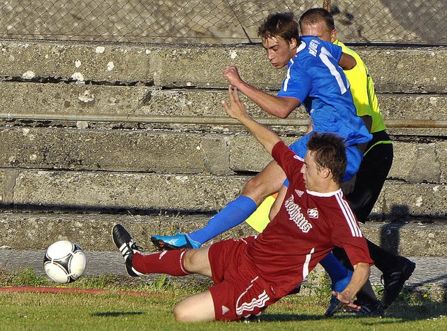 Christoph Bruhn vom FC Neustadt versuc...ase  das eine und andere Mal zu spt.   | Foto: BERnd Seger