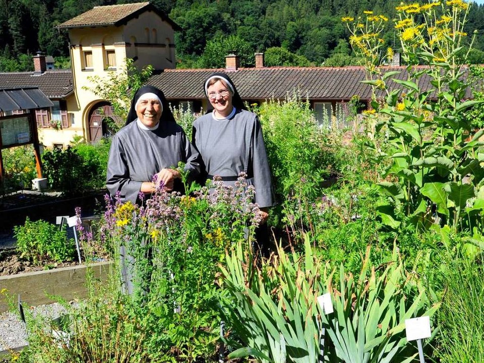 Schwester Guda und Schwester Maria Sop...) im Kräutergarten, Kloster St. Lioba.  | Foto: Ingo Schneider